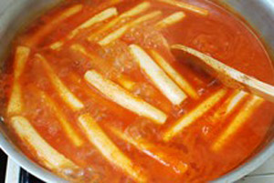 Xào bánh gạo Tteokbokki cay cay ấm bụng