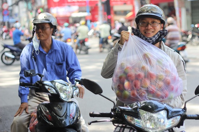 Thảm cảnh cà chua đổ cho bò, giới trẻ giúp nông dân đi bán