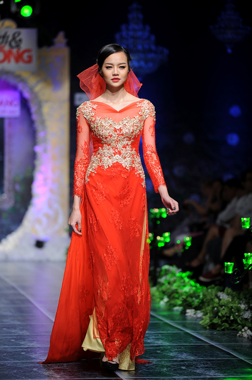 Vương Thu Phương khoe sắc cùng áo dài cưới đỏ