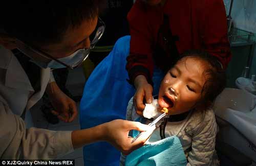 Bé gái 6 tuổi bị mắc kẹt lưỡi trong... nắp cốc nhựa