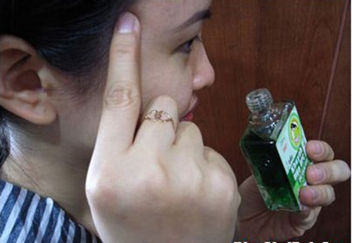 Nguy cơ tử vong vì dùng dầu gió sai cách Nguy cơ tử vong vì dùng dầu gió sai cách