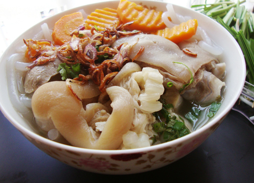 Bánh canh giò heo nóng hổi cho ngày se lạnh