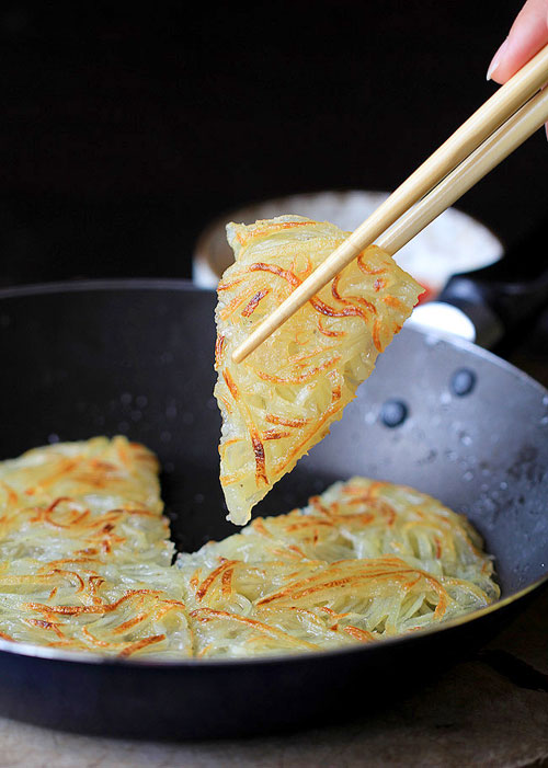 Làm bánh pancake khoai tây chỉ trong 15 phút