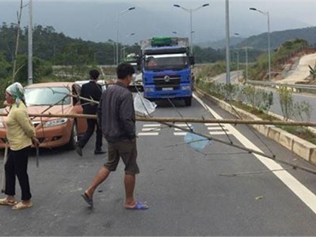 Dân lại dựng rào chắn trên cao tốc Nội Bài - Lào Cai