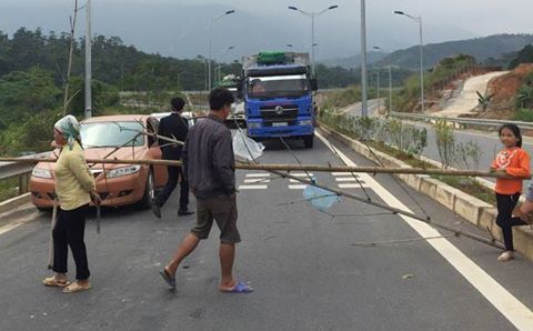 Dân lại dựng rào chắn trên cao tốc Nội Bài - Lào Cai   