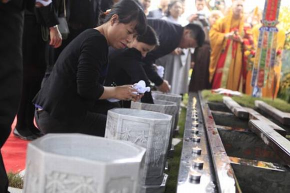 3 mẹ con tử nạn trong vụ MH17 về nghĩa trang ở Hòa Bình