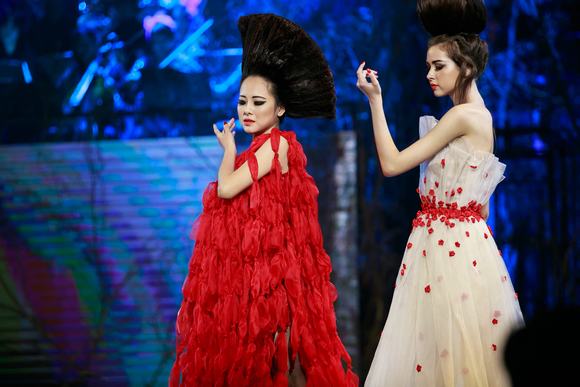 Quỳnh Nga đội tóc giả nặng 6kg làm vedette trong show diễn trước đám cưới