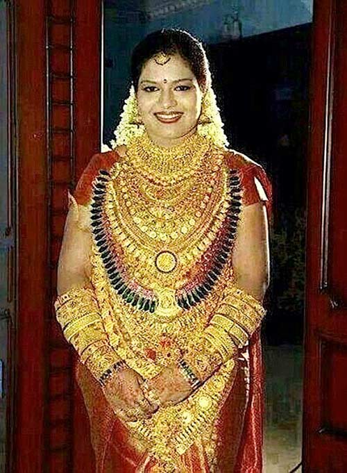 Cô dâu đeo kín vàng trị giá hơn 13 tỷ đồng trong lễ cưới