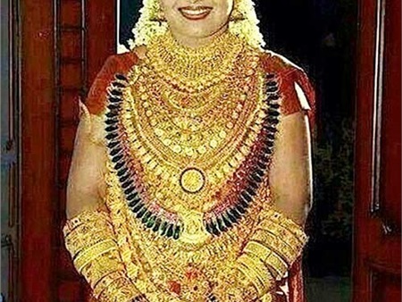 Cô dâu đeo kín vàng trị giá hơn 13 tỷ đồng trong lễ cưới