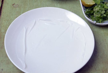 Món cuộn thập cẩm chấm nước sốt