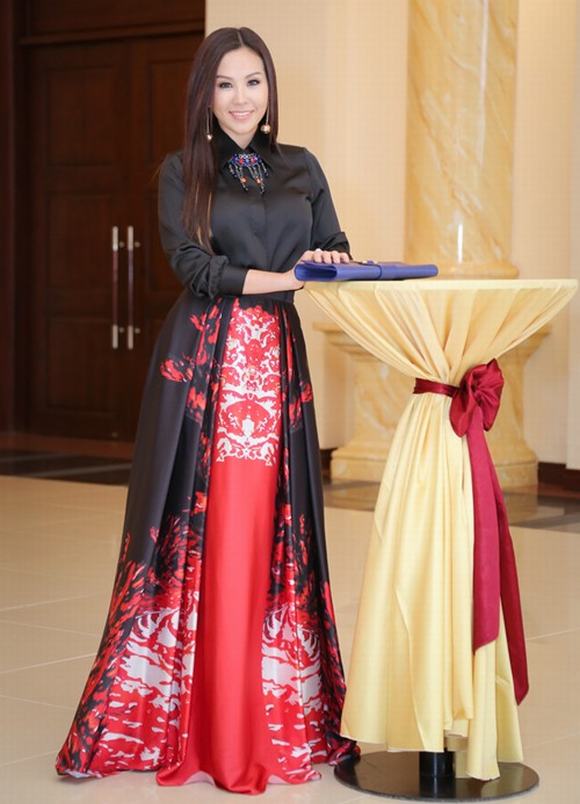Toát mồ hôi' vì giá váy áo siêu đắt đỏ của sao Việt