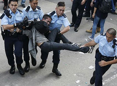 Hồng Kông: Cảnh sát đụng độ người biểu tình    