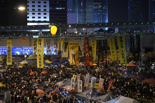 Người biểu tình Hong Kong bao vây trụ sở chính quyền
