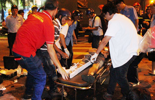 Giải cứu thanh niên kẹt dưới khe cống sau tai nạn giao thông