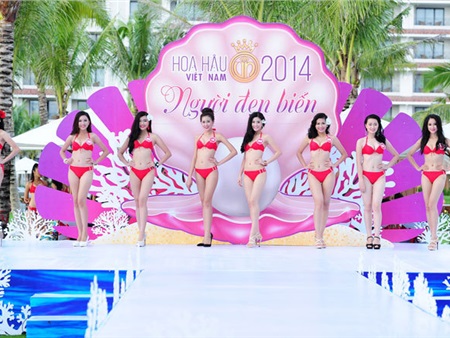 Người đẹp Hoa hậu VN diễn bikini trên sàn ướt