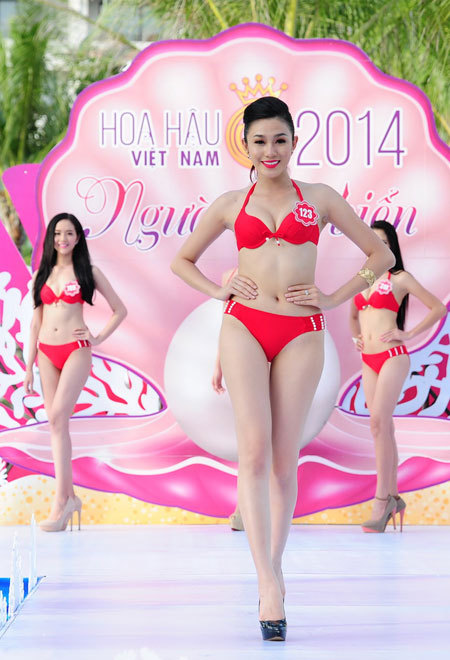 Người đẹp Hoa hậu VN diễn bikini trên sàn ướt