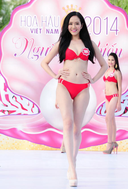 Người đẹp Hoa hậu VN diễn bikini trên sàn ướt