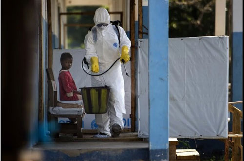 Không tin bác sỹ, bố ôm con nhiễm Ebola trốn vào rừng