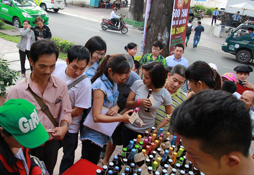 Người dân xếp hàng dài chờ mua bia Bỉ