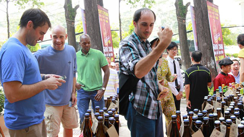 Người dân xếp hàng dài chờ mua bia Bỉ
