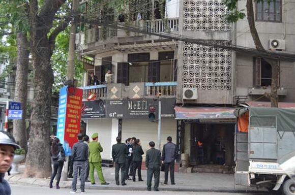 Hai người đàn ông ôm 'bom xăng' cố thủ trong nhà ở Hà Nội