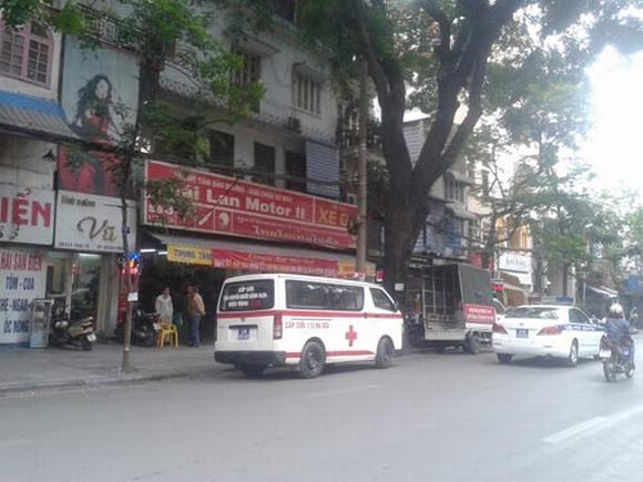 Hai người đàn ông ôm 'bom xăng' cố thủ trong nhà ở Hà Nội