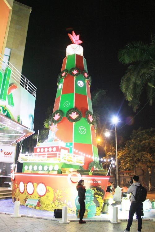Điểm danh những cây thông Noel 'độc' ở Hà Nội 