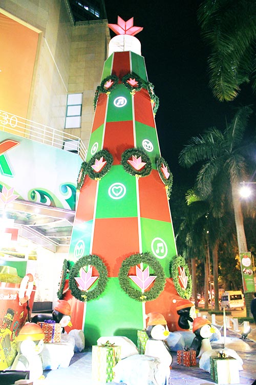 Điểm danh những cây thông Noel 'độc' ở Hà Nội 