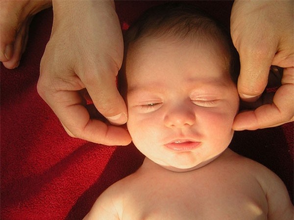 Cách massage cho bé khi trời lạnh    