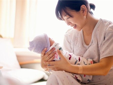 Những điều mẹ nên và không nên làm sau khi sinh
