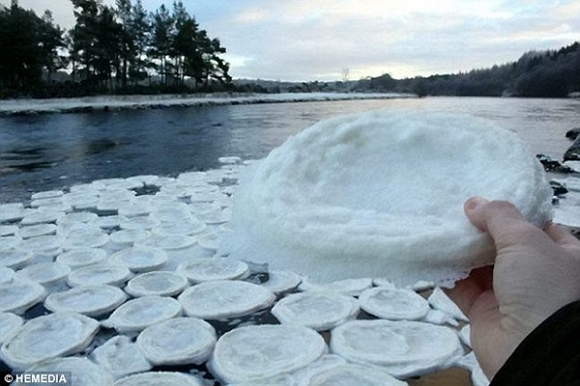 Băng tuyết kết hình chiếc đĩa trên mặt sông