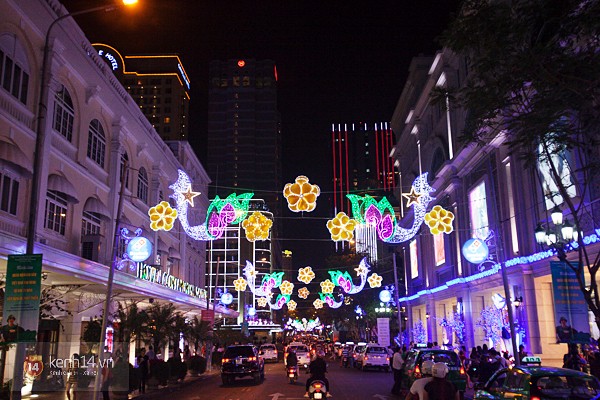 Chùm ảnh: Sài Gòn đẹp lung linh chào Noel và năm mới 2015