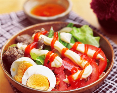 Salad trộn thịt bò xào ngon thế này ai cũng thèm