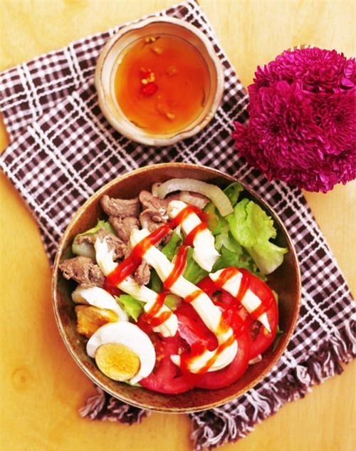 Salad trộn thịt bò xào ngon thế này ai cũng thèm