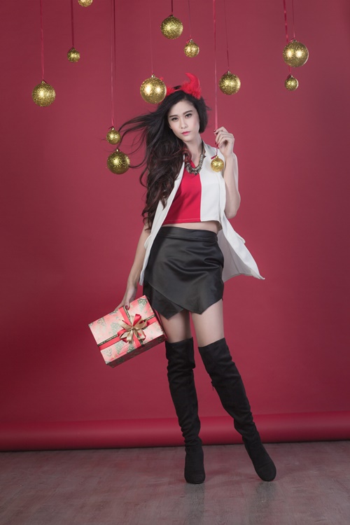 Elly Trần kéo áo trễ nải gợi cảm đón Noel