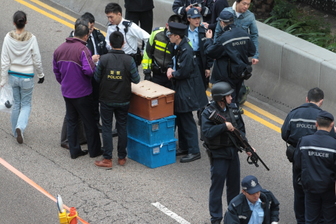 Hồng Kông: 15 triệu đô rơi trên đường, người dân tranh nhau “hôi của”