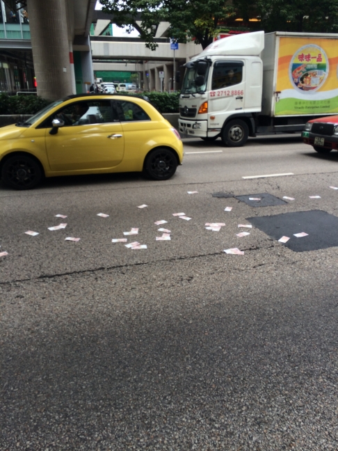 Hồng Kông: 15 triệu đô rơi trên đường, người dân tranh nhau “hôi của”