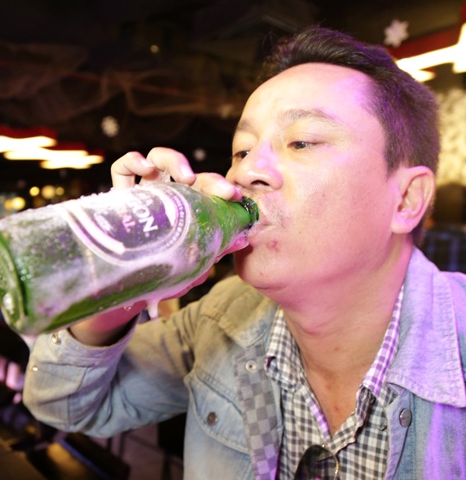 Dân nhậu Sài Gòn thích thú với bia tuyết 50.000 đồng/chai