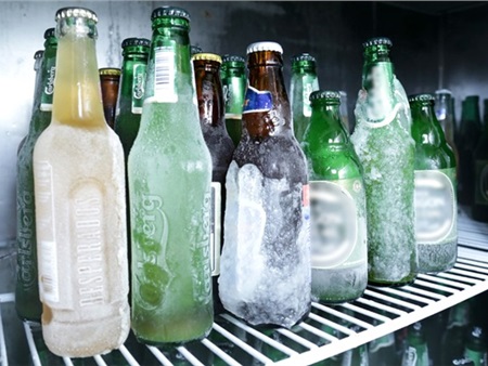 Dân nhậu Sài Gòn thích thú với bia tuyết 50.000 đồng/chai