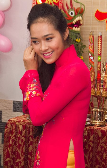 Chấm điểm nhan sắc 4 hot girl Việt trong lễ ăn hỏi
