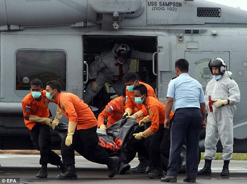 Bật khóc những hình ảnh đau thương vụ QZ8501 