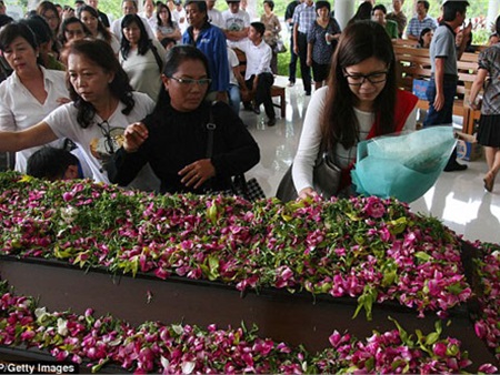 Bật khóc những hình ảnh đau thương vụ QZ8501