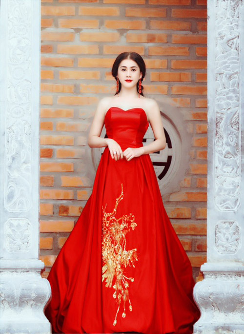 Lâm Chi Khanh khoe dáng với váy dạ tiệc gợi cảm