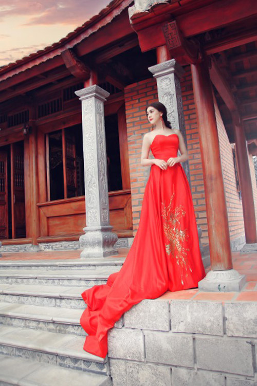 Lâm Chi Khanh khoe dáng với váy dạ tiệc gợi cảm