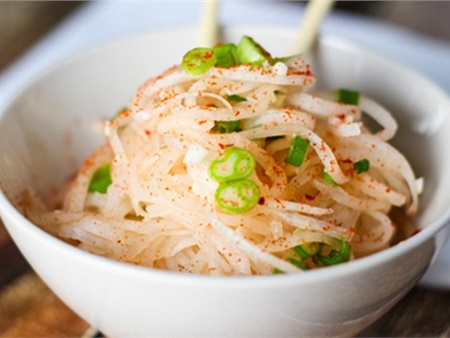 Chỉ cần 15 phút có ngay salad củ cải