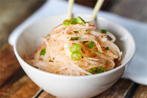 Chỉ cần 15 phút có ngay salad củ cải