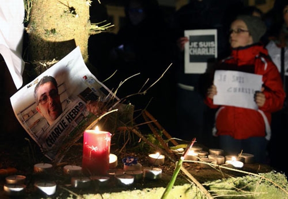 Trắng đêm cầu nguyện cho các nạn nhân vụ xả súng ở Paris