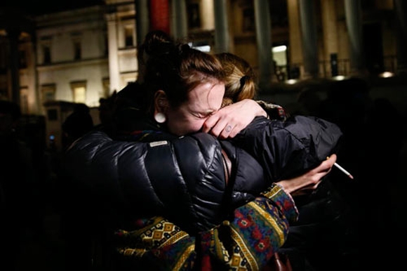 Trắng đêm cầu nguyện cho các nạn nhân vụ xả súng ở Paris