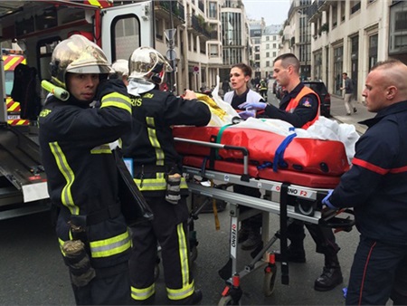 Hiện trường vụ xả súng đẫm máu giữa thủ đô Paris