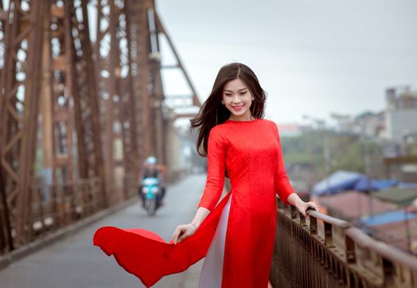 Á hậu Diễm Trang khoe sắc trên cầu Long Biên